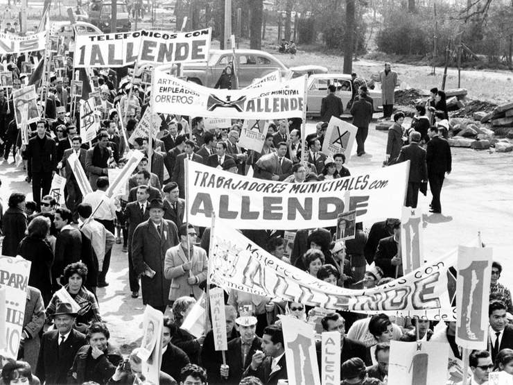 Workers supporting the election of Salvador Allende marching to show their endorsement (1964)